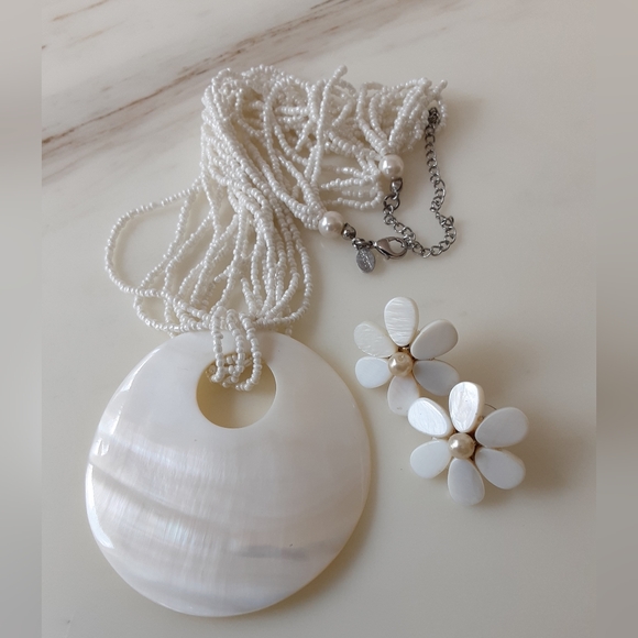 Multi-Strand Glass Seed Pearls|MOP Donut Pendant|MOP Daisy Post Earrings - Vtg - Picture 6 of 10